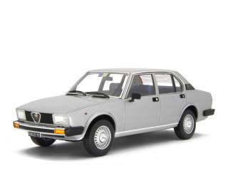 Alfa Romeo Alfetta 2.0 L 1978 Grigio Chiaro Met. Laudoracing 1:18 Resinemodell (Türen, Motorhaube... nicht zu öffnen!)